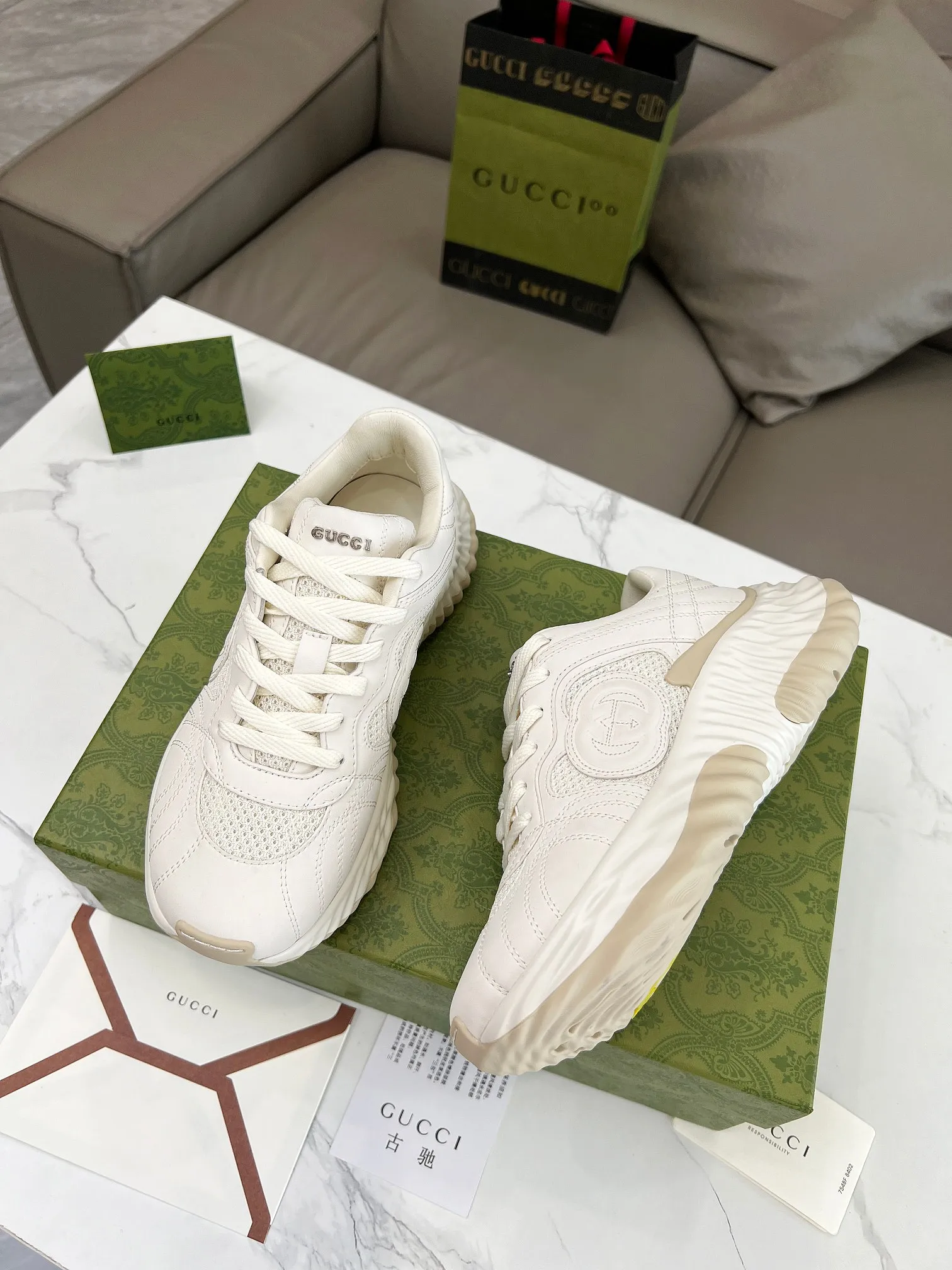 Men's men's shoes 💰780 Top version 🔝Original purchase and development [Love] This new sneaker adopts a thick-soled design, with stitched sheepskin upper and breathable mesh. Show full sense of technology. The 3D effect interlocking double G leather patch and Gucci letter metal accessories, two brand logo details, inject a dazzling texture into the overall design. The details are more substantial! ...